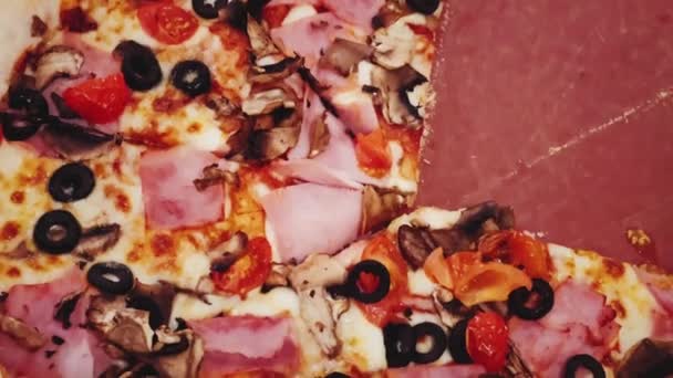 Pizza Capriciosa Cheese Stuffed Crust Pizzeria Food Close — Stockvideo