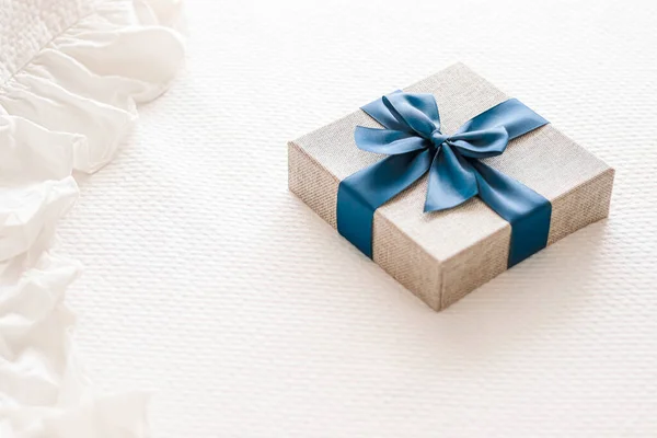 Holiday Present Luxury Online Shopping Delivery Wrapped Linen Gift Box — Stockfoto