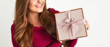 Doğum günü, Noel ya da bayram hediyesi, elinde yeşil bir hediye olan mutlu kadın ya da lüks güzellik kutusu aboneliği beyaz arka planda izole edilmiş, portre