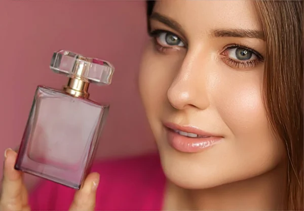 Perfume Produto Beleza Cosméticos Modelo Rosto Retrato Fundo Rosa Bela — Fotografia de Stock