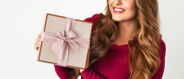 Doğum günü, Noel ya da bayram hediyesi, elinde yeşil bir hediye olan mutlu kadın ya da lüks güzellik kutusu aboneliği beyaz arka planda izole edilmiş, portre