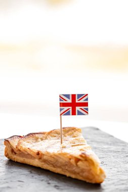 Birleşik Krallık, tatlı ve fırın, İngiliz bayrağıyla bir dilim elmalı tart, yakın plan.