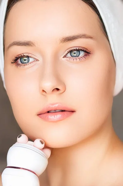 Aging Cosmetology Beauty Treatment Product Woman Using Face Contour Massage — Stock Fotó