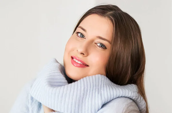 Autumn Winter Fashion Knitwear Beautiful Woman Wearing Warm Knitted Sweater — Stockfoto