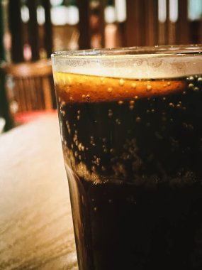 Fast food restoranında limonlu bir bardak soda, yakın plan.