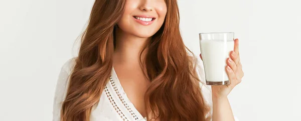 健康和健康概念 妇女喝着一杯牛奶或蛋白质奶昔鸡尾酒 — 图库照片