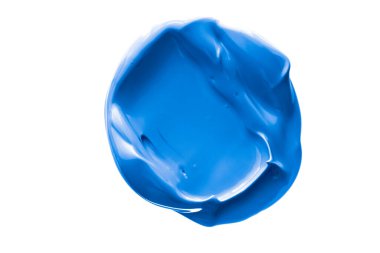 Mavi güzellik kumaşı, cilt bakımı ve makyaj ürünleri. Beyaz arka planda izole edilmiş makyaj malzemesi dokusu, makyaj lekesi, krem makyaj malzemesi lekesi veya boya fırçası darbesi.