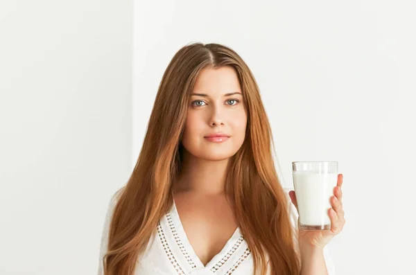 Diet Hälsa Och Välbefinnande Koncept Kvinna Håller Glas Mjölk Eller — Stockfoto