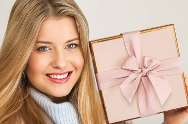 Kış tatili, hediye ve mutlu Noeller, gülümseyen ve paketlenmiş hediye kutusu tutan mutlu kadın, yakın plan portresi.