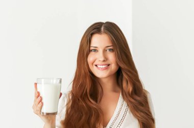 Diyet, sağlık ve sağlık konsepti, elinde bir bardak süt ya da protein kokteyli tutan kadın.
