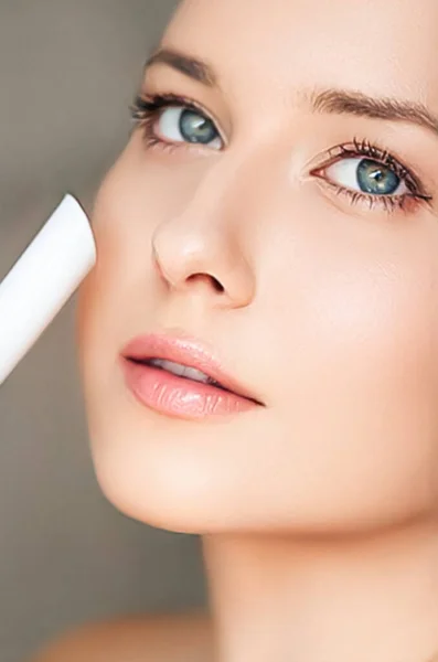 Aging Cosmetology Beauty Treatment Product Woman Using Laser Device Skin — Stockfoto