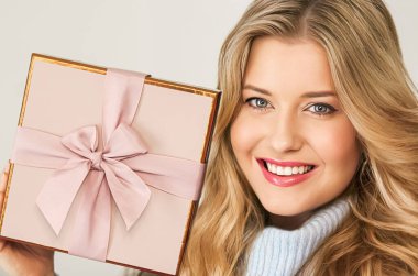 Kış tatili, hediye ve mutlu Noeller, gülümseyen ve paketlenmiş hediye kutusu tutan mutlu kadın, yakın plan portresi.