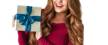 Doğum günü, Noel ya da bayram hediyesi, elinde yeşil bir hediye olan mutlu kadın ya da lüks güzellik kutusu aboneliği beyaz arka planda izole edilmiş, portre