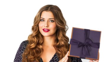 Doğum günü, Noel ya da bayram hediyesi, elinde mor bir hediye ya da lüks güzellik kutusu aboneliği olan mutlu bir kadın beyaz arka planda izole edilmiş bir portre,