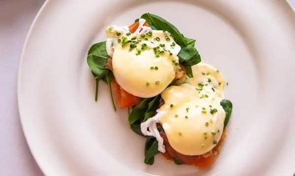 Desayuno Lujo Almuerzo Receta Alimentos Huevos Escalfados Con Salmón Verduras —  Fotos de Stock