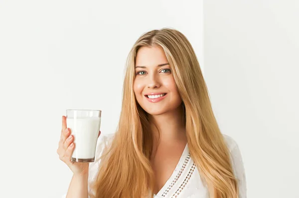Diet Hälsa Och Välbefinnande Koncept Kvinna Håller Glas Mjölk Eller — Stockfoto