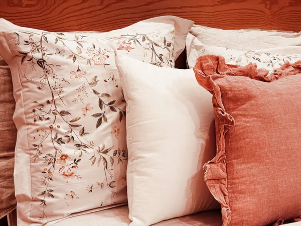 Vintage Countryside Style Bedding Floral Pattern Wooden Bed Bedroom Interior — ストック写真