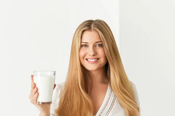 Diet Hälsa Och Välbefinnande Koncept Kvinna Håller Glas Mjölk Eller — Stockfoto