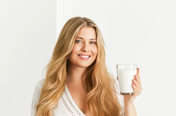 Ernährungs Gesundheits Und Wellness Konzept Frau Hält Glas Milch Oder — Stockfoto