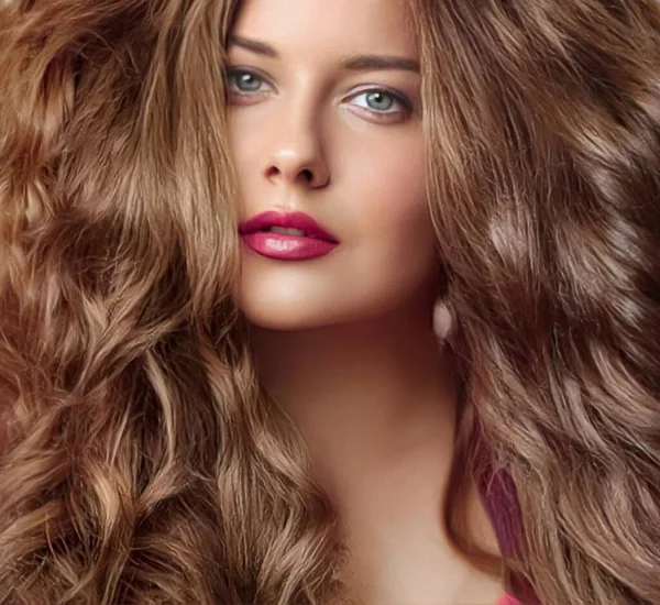 Účes Krása Péče Vlasy Krásná Žena Dlouhými Přírodními Hnědými Vlasy — Stock fotografie