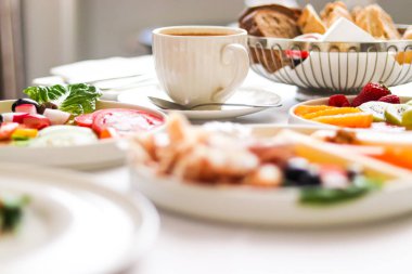 Lüks otel ve beş yıldızlı oda servisi, çeşitli yemek tabakları, ekmek ve kahve seyahat ve konukseverlik markası olarak oda kahvaltısı.