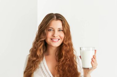 Diyet, sağlık ve sağlık konsepti, elinde bir bardak süt ya da protein kokteyli tutan kadın.