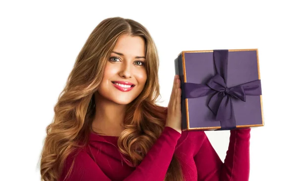 Cumpleaños Navidad Regalo Vacaciones Mujer Feliz Sosteniendo Regalo Púrpura Entrega — Foto de Stock