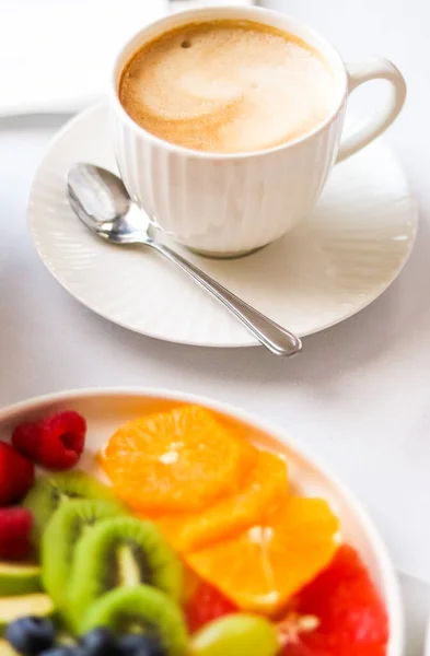 Desayuno Lujo Taza Café Con Leche Plato Frutas Mesa Servida —  Fotos de Stock