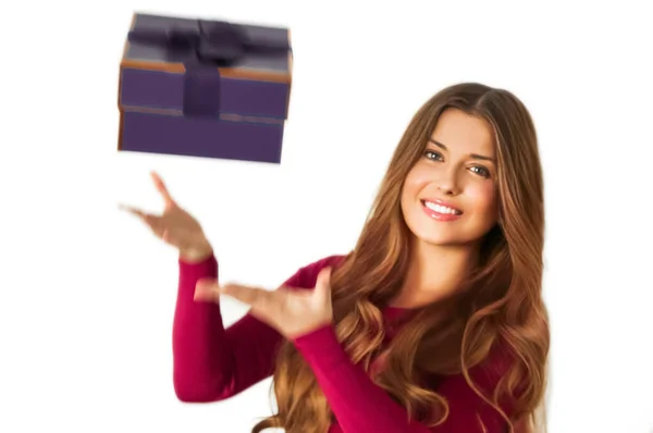 День Народження Різдво Або Свято Подарунок Щаслива Жінка Пурпуровим Подарунком — стокове фото