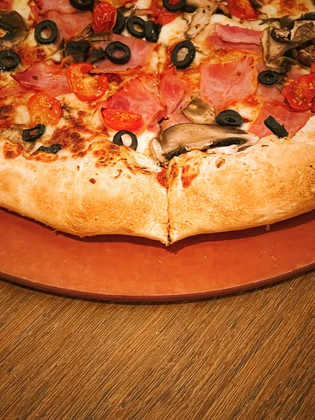 Pizza Capriciosa Cheese Stuffed Crust Pizzeria Food Close —  Fotos de Stock