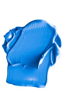 Mavi güzellik kumaşı, cilt bakımı ve makyaj ürünleri. Beyaz arka planda izole edilmiş makyaj malzemesi dokusu, makyaj lekesi, krem makyaj malzemesi lekesi veya boya fırçası darbesi.