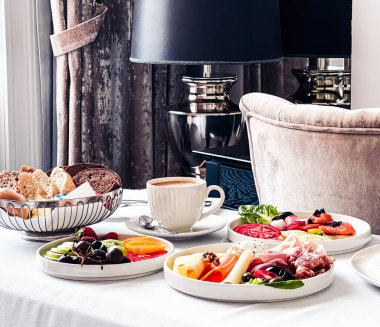 Lüks otel ve beş yıldızlı oda servisi, çeşitli yemek tabakları, ekmek ve kahve seyahat ve konukseverlik markası olarak oda kahvaltısı.