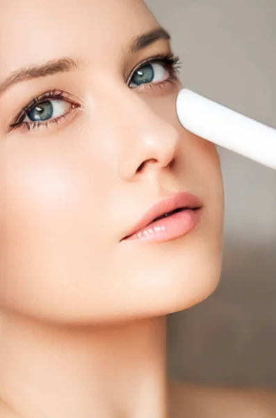 Aging Cosmetology Beauty Treatment Product Woman Using Laser Device Skin — Zdjęcie stockowe
