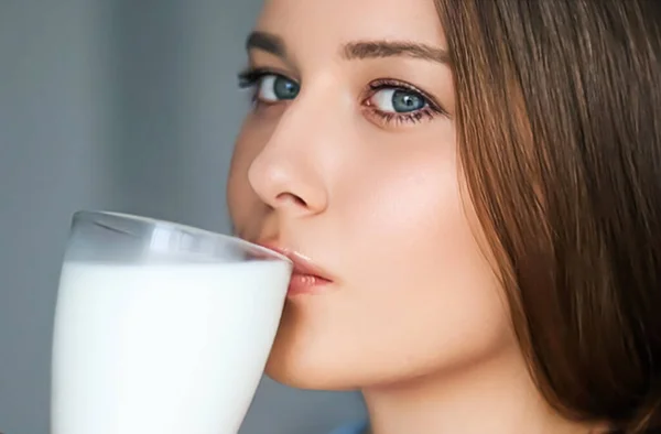 Diet Wellness Young Woman Drinking Milk Protein Shake Cocktail Portrait — ストック写真