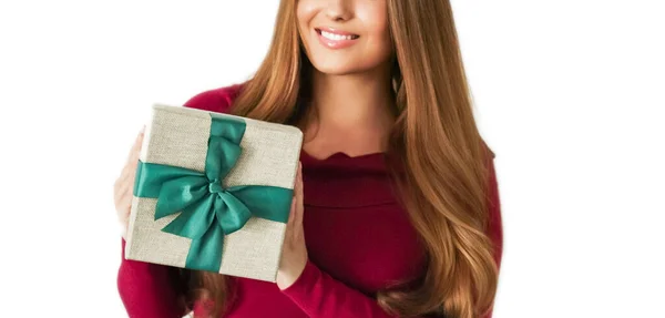 Aniversário Natal Presente Feriado Mulher Feliz Segurando Presente Verde Entrega — Fotografia de Stock