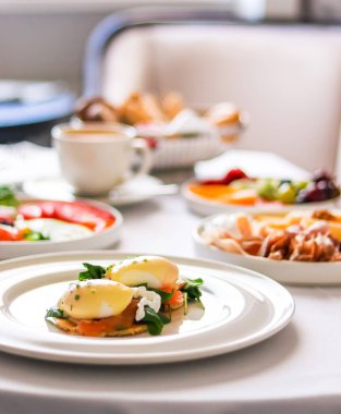 Lüks otel ve beş yıldızlı oda servisi, çeşitli yemek tabakları, ekmek ve kahve seyahat ve konukseverlik markası olarak oda kahvaltısı.