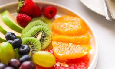 Konukseverlik ve gastronomi için servis edilen masada meyve tabağı.