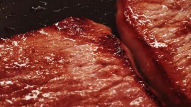 Yemek ve yemek tarifi, kızartma tavasında biftek pişirme. Yüksek kalite 4k görüntü