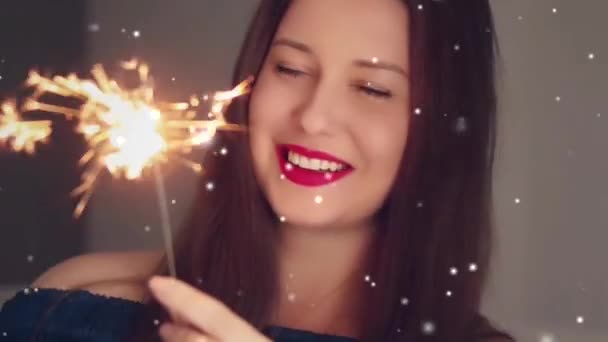 Weihnachtszauber Weihnachts Und Neujahrsfeier Glückliche Frau Mit Wunderkerzen Und Schneeflocken — Stockvideo