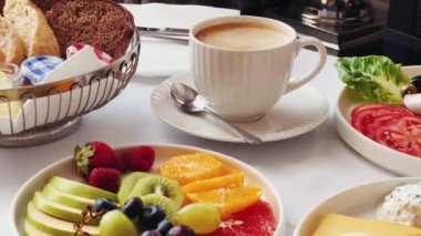 Lüks otel ve beş yıldızlı oda servisi, çeşitli yemek tabakları, ekmek ve kahve oda kahvaltısı seyahat ve misafirperverlik için. Yüksek kalite 4k görüntü