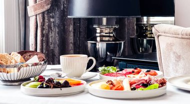 Lüks otel ve beş yıldızlı oda servisi, çeşitli yemek tabakları, ekmek ve kahve seyahat ve konukseverlik markası olarak oda kahvaltısı.