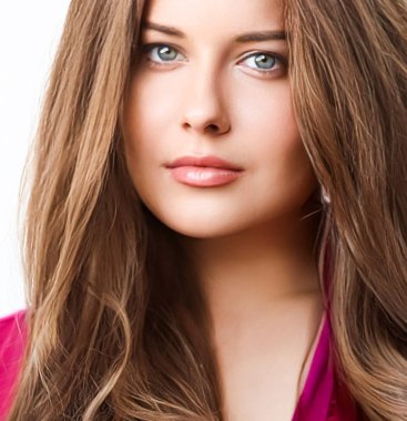 Saç stili, güzellik ve saç bakımı, uzun doğal kahverengi saçlı güzel bir kadın, kuaför salonu ve saç bakım markası için büyüleyici bir portre.