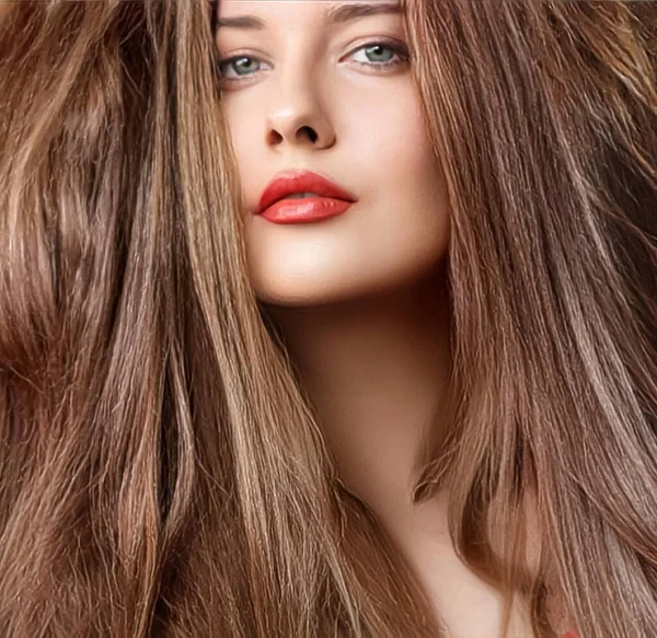 ヘアスタイル 美しさとヘアケア 長い自然な茶色の髪を持つ美しい女性 ヘアサロンとヘアケアブランドのための魅力的な肖像画 — ストック写真