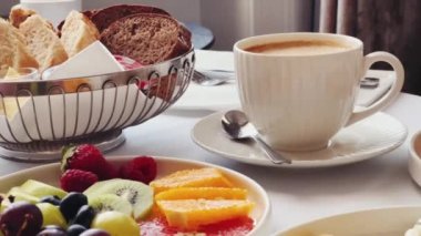 Lüks otel ve beş yıldızlı oda servisi, çeşitli yemek tabakları, ekmek ve kahve oda kahvaltısı seyahat ve misafirperverlik için. Yüksek kalite 4k görüntü