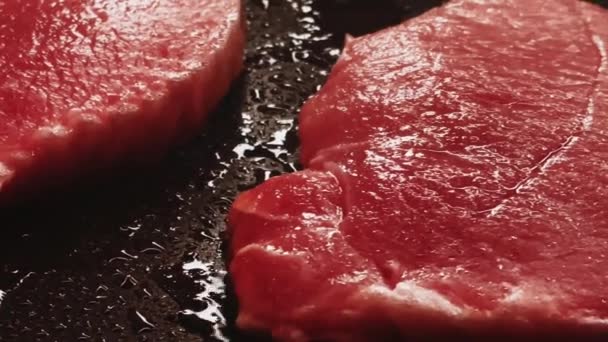 食物和食谱 在煎锅上烹调肉片牛排 高质量的4K镜头 — 图库视频影像