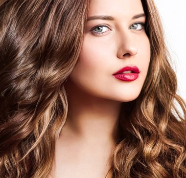 Saç stili, güzellik ve saç bakımı, uzun doğal kahverengi saçlı güzel bir kadın, kuaför salonu ve saç bakım markası için büyüleyici bir portre.