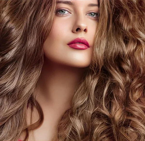 Účes Krása Péče Vlasy Krásná Žena Dlouhými Přírodními Hnědými Vlasy — Stock fotografie