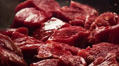 Kırmızı et tarifi ve yemek hazırlama süreci, kızartma tavasında biftek pişirme. Yüksek kalite 4k görüntü