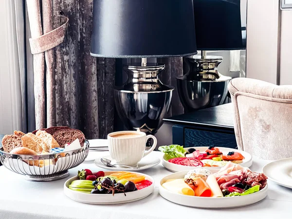 Luxushotel Und Fünf Sterne Zimmerservice Verschiedene Speiseteller Brot Und Kaffee — Stockfoto