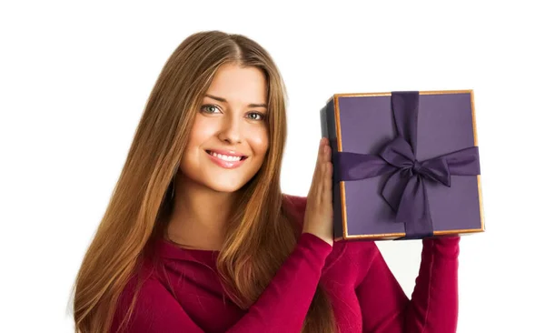 Aniversário Natal Presente Feriado Mulher Feliz Segurando Presente Roxo Entrega — Fotografia de Stock